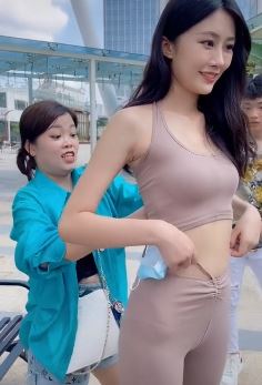 网红小姐姐李溪溪喜欢上这种衣服 穿上与脱下都得需要人帮忙