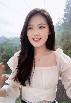 漂亮小姐姐「Aimee嘻嘻嘻」分享登上山顶看美景vlog 网友:好美的仙女