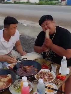 差点笑喷！论外地人第一次吃山东煎饼的感觉！