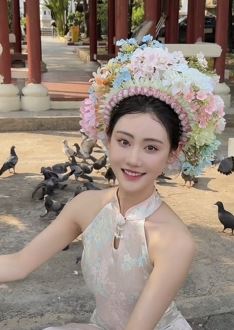 网红小姐姐「曹赛亚」头戴簪花分享景区游玩vlog 网友：美的连女人都爱看