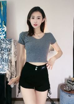 甜美小姐姐「小花花哩轰」居家浅跳 配文:说一句什么话,可以证明你是好人呢?