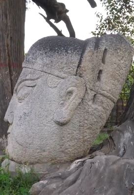 西安8古村落藏9尊石头像 传说为后稷的化身