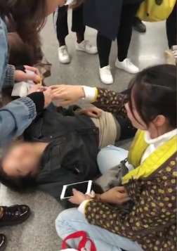 天津一女警花地铁内求助一突发癫痫患者