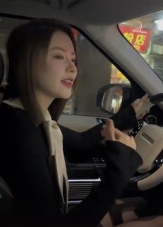 小姐姐「DJ慧Rmx」边开车边唱歌，一首DJ版《爱的故事上集》非常好听！