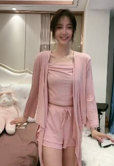 广州小姐姐「美少女壮士」穿睡衣开心摇,配文:姐妹不在家偷偷摇一个!