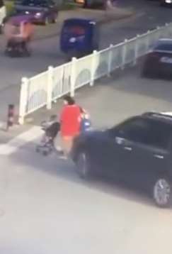 一死两伤！东莞一女子推婴儿车带小孩过马路被撞飞！