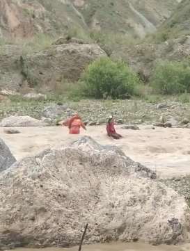 甘肃一女孩放学回家途中失足坠河被困河中央