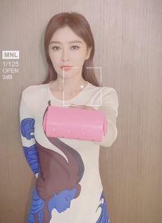 女星秦岚玩光剑变装挑战 网友：逆生长女神！