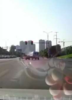 救护车急救病人闯红灯与三轮车相撞，三轮车驾驶员身亡