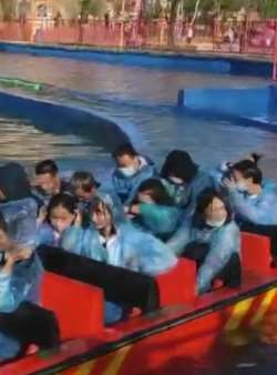 西宁一游乐园10元雨衣一坐就烂 质量太差不值这个价