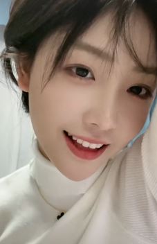 甜美小姐姐「心尖」分享日常好状态,配文:对视8秒爱上我