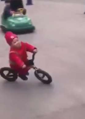 自古英雄出少年，萌娃表演帅呆了！