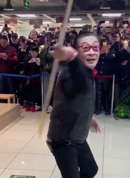 老艺术家六小龄童表演金箍棒，引众人围观！