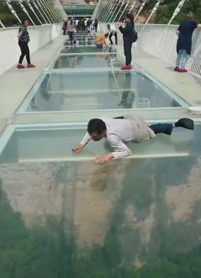 空中琉璃栈道上这位大哥的姿势太搞笑了！