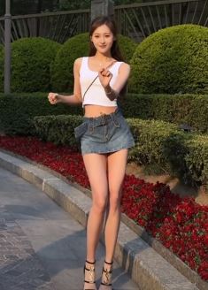 模特小姐姐「小龙鼠」火辣穿搭街头浅跳,这大长腿还有谁?