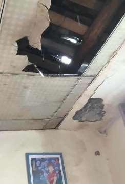 重庆梁平突降冰雹 民房屋顶被穿