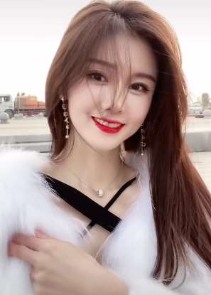 红唇美女玩想念比心舞，肤白貌美气质佳