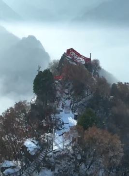 西安翠华山景区降雪后宛若水墨仙境
