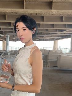 气质女主播「是小朱吖房产」穿旗袍工地上拍视频  网友:绝世美人