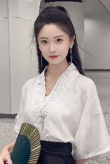 漂亮小姐姐「嘉月」身穿马面裙手拿折扇分享地铁随拍  网友:英姿飒爽