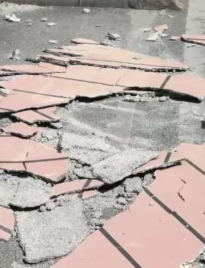 安徽一老人被居民楼上脱落墙体砸中后昏迷