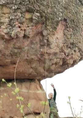 重庆合川三庙镇有块奇石人称"斗牛石"