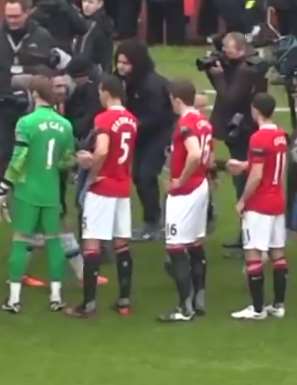 英超：因新冠肺炎暂停赛前握手礼