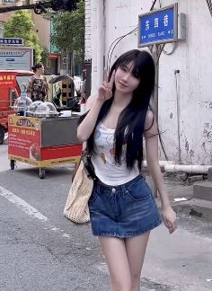 网红小姐姐「程琳」分享曾经的回忆，配文：好像一切变了，又好像一切都没变！