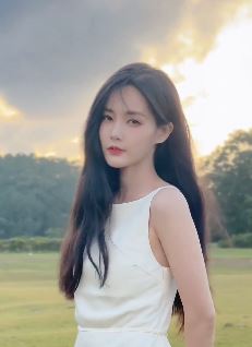 演员李一桐穿白色长裙享受户外美好时光 网友:优雅的美