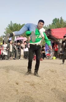 男女花式摔跤：小伙子抗起美女转圈圈，最后倒地被美女制服