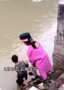 父亲弯腰背出嫁女儿蹚水过河 网友：父爱如山，可以跨山海！