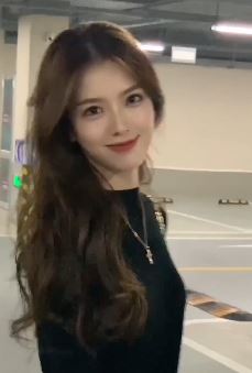网红美女孙一宁气质穿搭车库拍视频 配文:美丽坏女人
