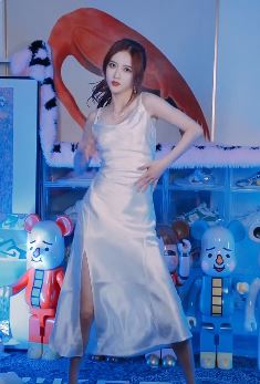 网红美女《宸荨樱桃Vivian》玩变装  网友：快手美女千千万，没有樱桃女神我不看！