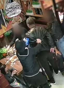 黑龙江鹤岗一烧烤店2桌顾客互殴，3人被刑拘！