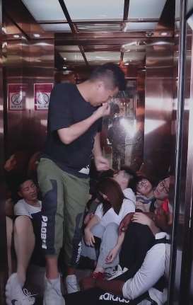 搞笑段子：电梯内男子放屁一堆人被熏到！