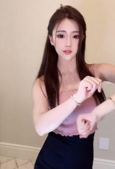 网红小姐姐「月哥说了算」这句英文 fall in love with you是啥意思?网友:欺负我看不懂英语!