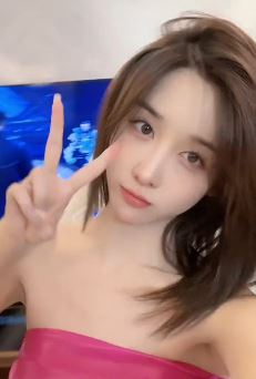 纯欲小姐姐「芥末」居家玩怼脸拍 配文:小样迷不死你!