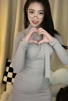 迷人小姐姐「欣欣」穿时尚美裙戴眼镜居家浅跳