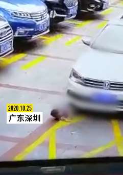 深圳一男童停车场被碾压致颅底骨折