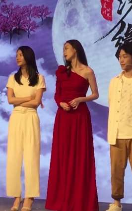 倪妮红色丝绒裤装亮相，乍一看还以为是裙子呢