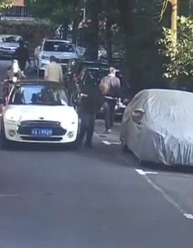专业碰瓷，一小时内成功3次，车主纷纷给钱！