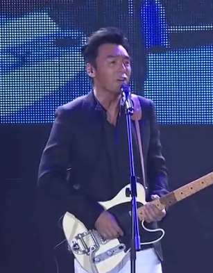 老歌回味：钟镇涛弹唱经典粤语歌曲《让一切随风》