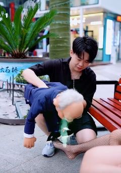 「迪老诗·腹语」街头搞笑撩妹：问黑丝妹子脚臭不，妹子当场脱鞋让其闻！