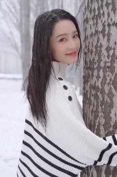 演员李沁雪中拍短视频，浪漫唯美又略带些伤感！网友：荒山野岭不怕吗？！