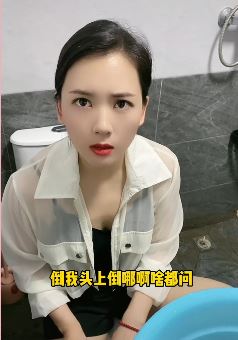 夫妻搞笑段子:是你让我把洗脚水倒头上,别怪我哦!