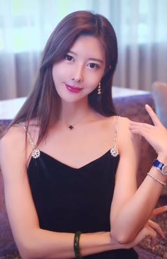 长腿女神的性感诱惑,你最想看脸还是看腿呢?  网友:腿美人更美!