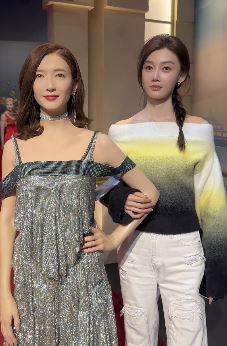 车模张芮尔分享与江疏影蜡像合影 配文：哪个是真人哪个是蜡像 网友：眼袋暴露了一切