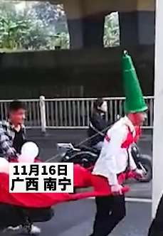 南宁一街头现婚闹，新郎带绿帽子被抽打