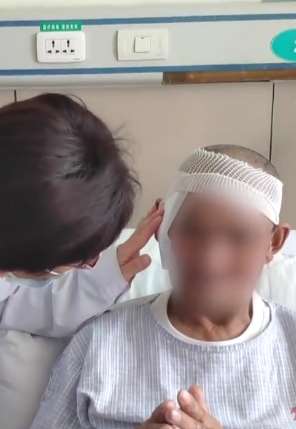 藏族老人头藏10cm锈刀 援青医生带老人到医院治疗