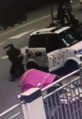 看到前妻与男性聊天吃醋 男子派出所门口殴打前妻
